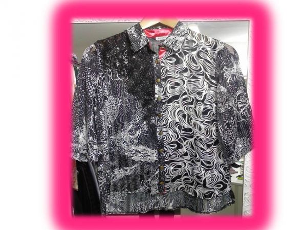 Camisa estampada com detalhe em renda.