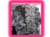 Camisa estampada com detalhe em renda.